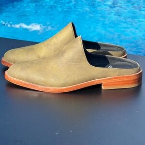 NWT Fortress of Inca Adra Size 35 Green Leather Slides